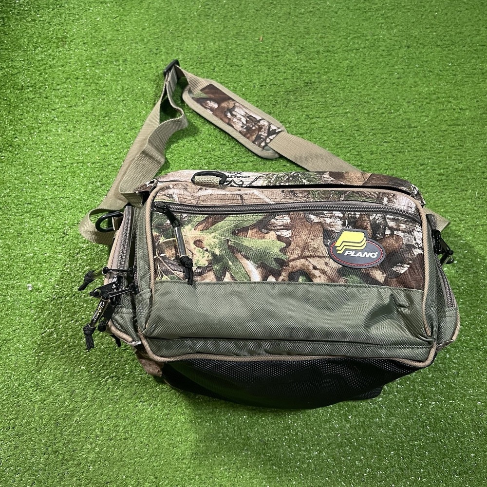 Plano Medium 3600 Series Mossy Oak Obsession Fishing Tackle Molded Bag- MINT